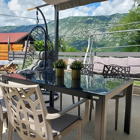 House Paola アパート Tribalj